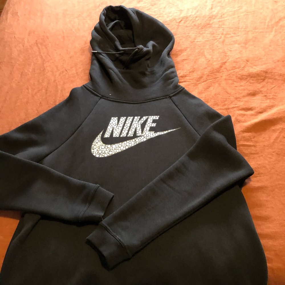 Woman’s thick Nike sweatshirt